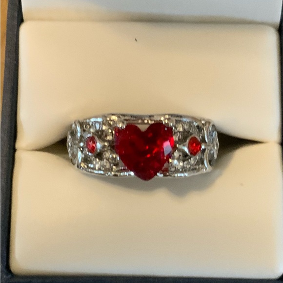 Jewelry - Gorgeous red gem heart ring